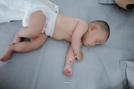 齐河六个月宝宝眼睛散光
